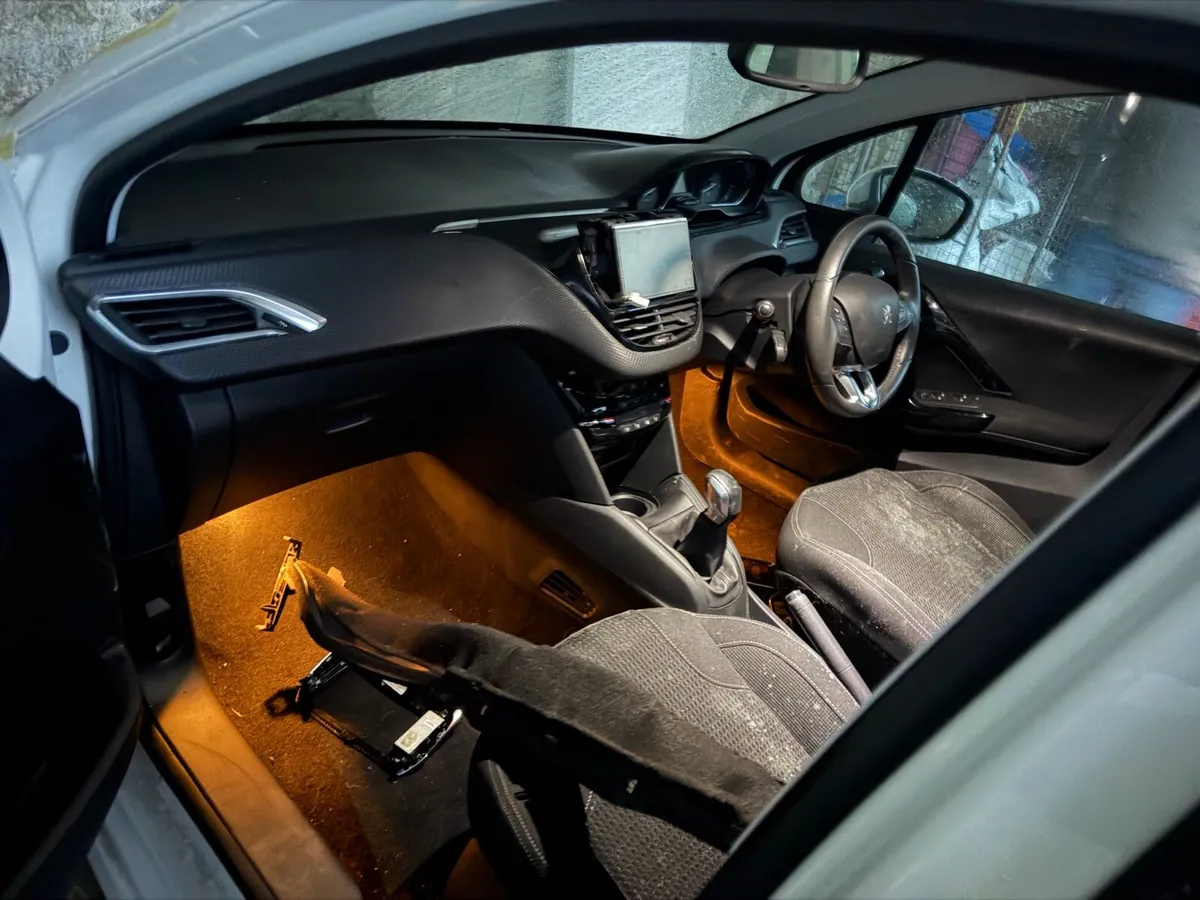 208 DAMAGED all parts here to repair - Image 4