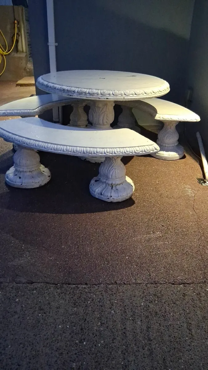 Concrete table chairs - Image 1