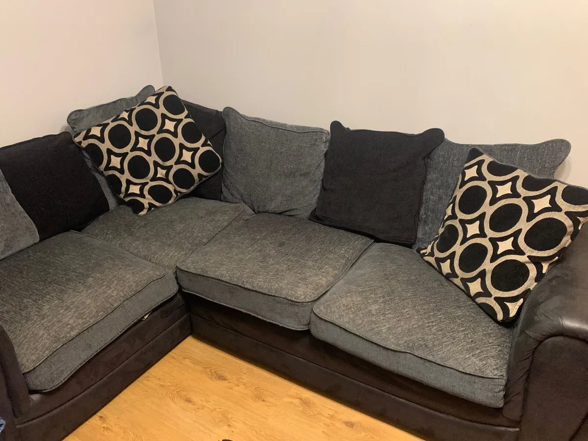 L shaped couch - Image 1