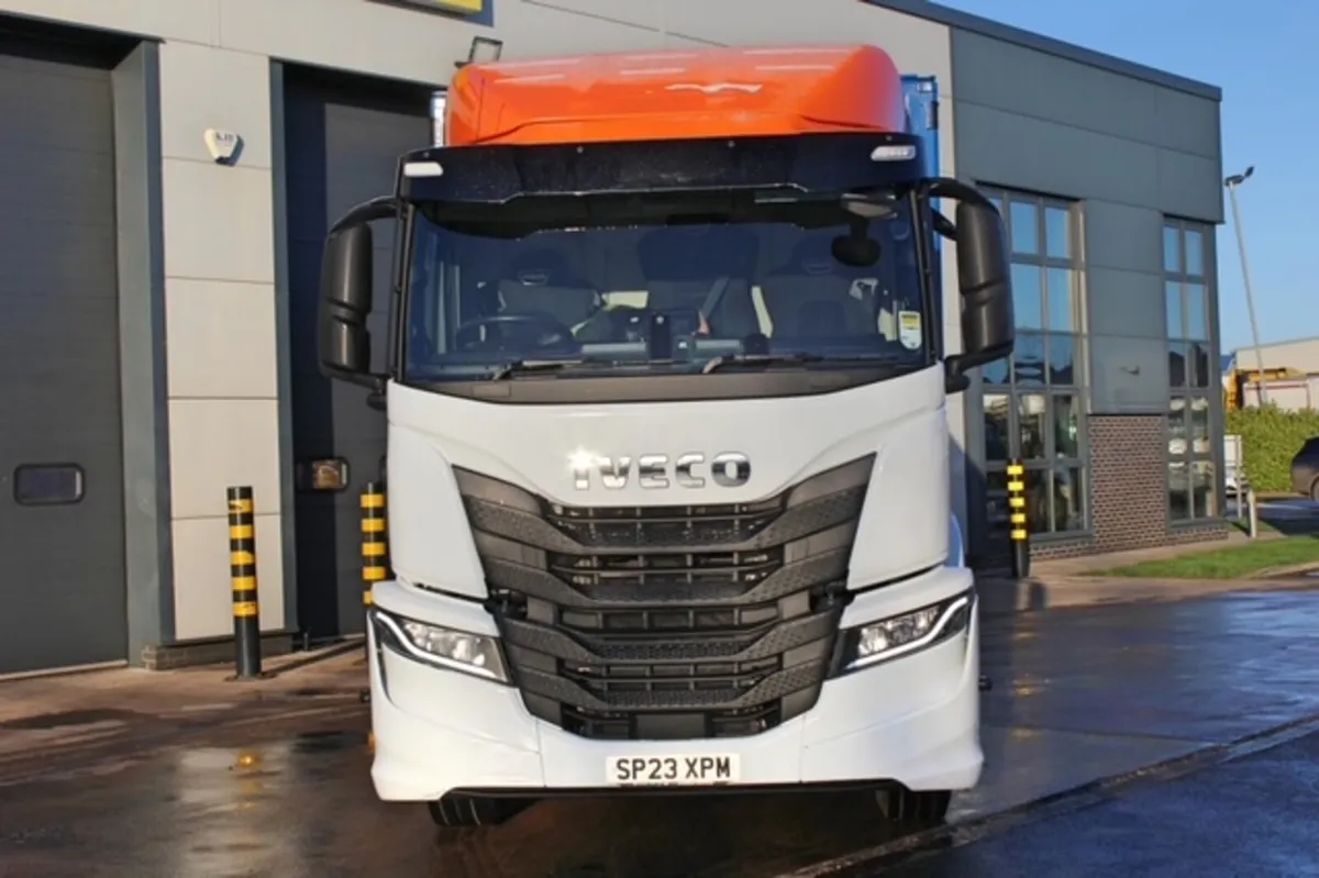 2023 IVECO S-WAY AD-260 GAS POWERED 6X2 C / SIDER - Image 2