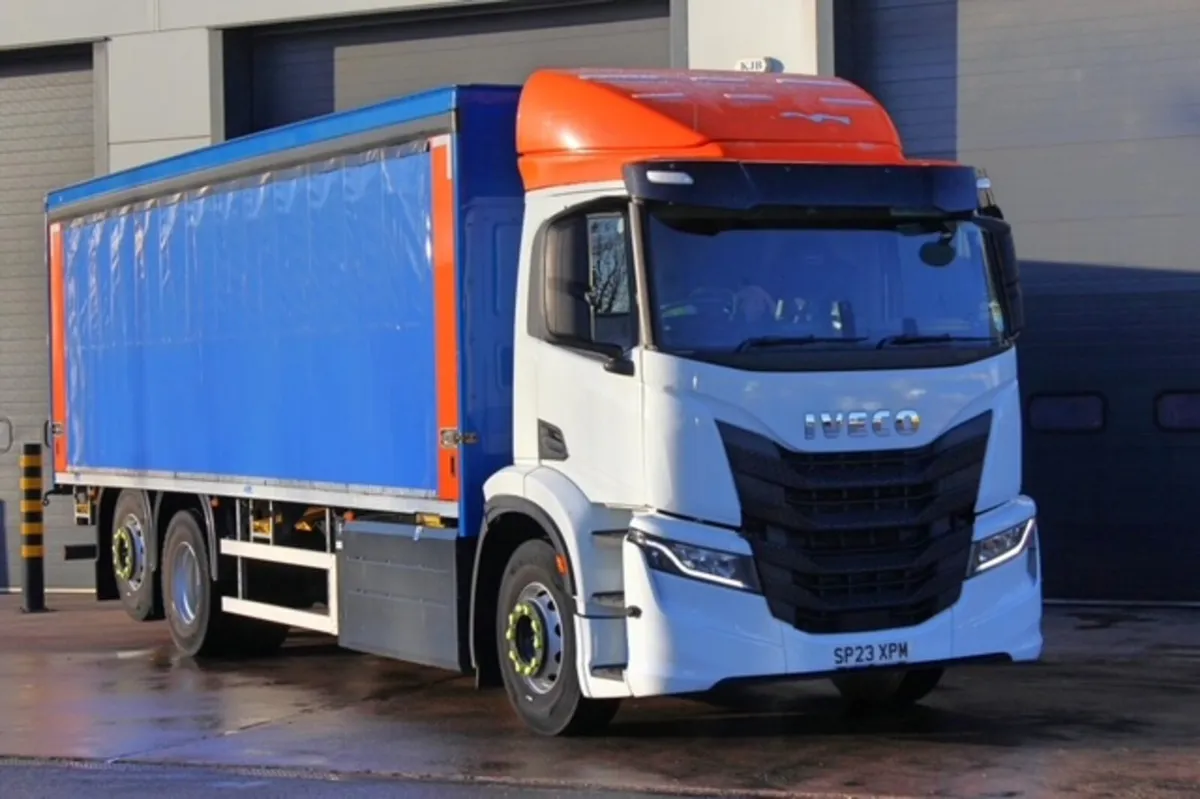 2023 IVECO S-WAY AD-260 GAS POWERED 6X2 C / SIDER - Image 1