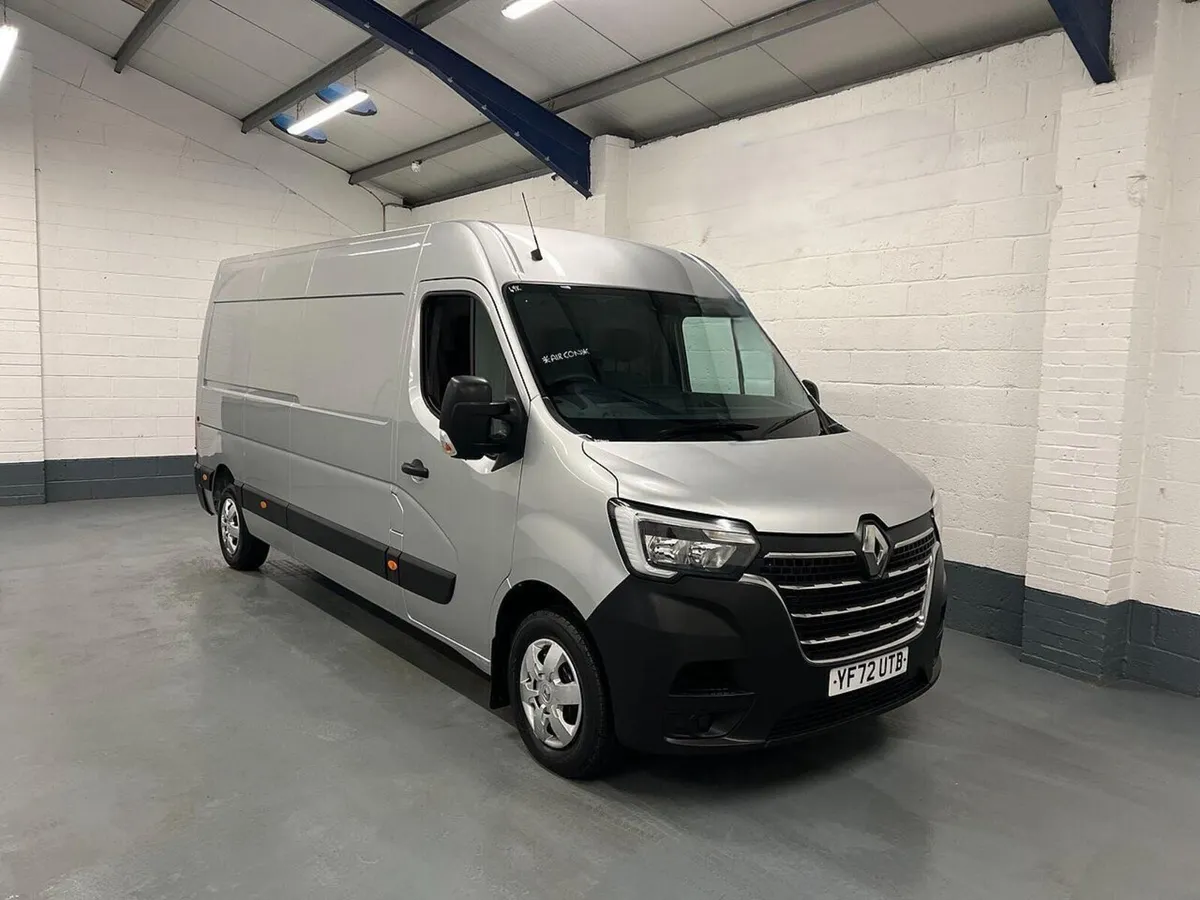 2023 Renault Master Medium Roof Panel Van - Image 4