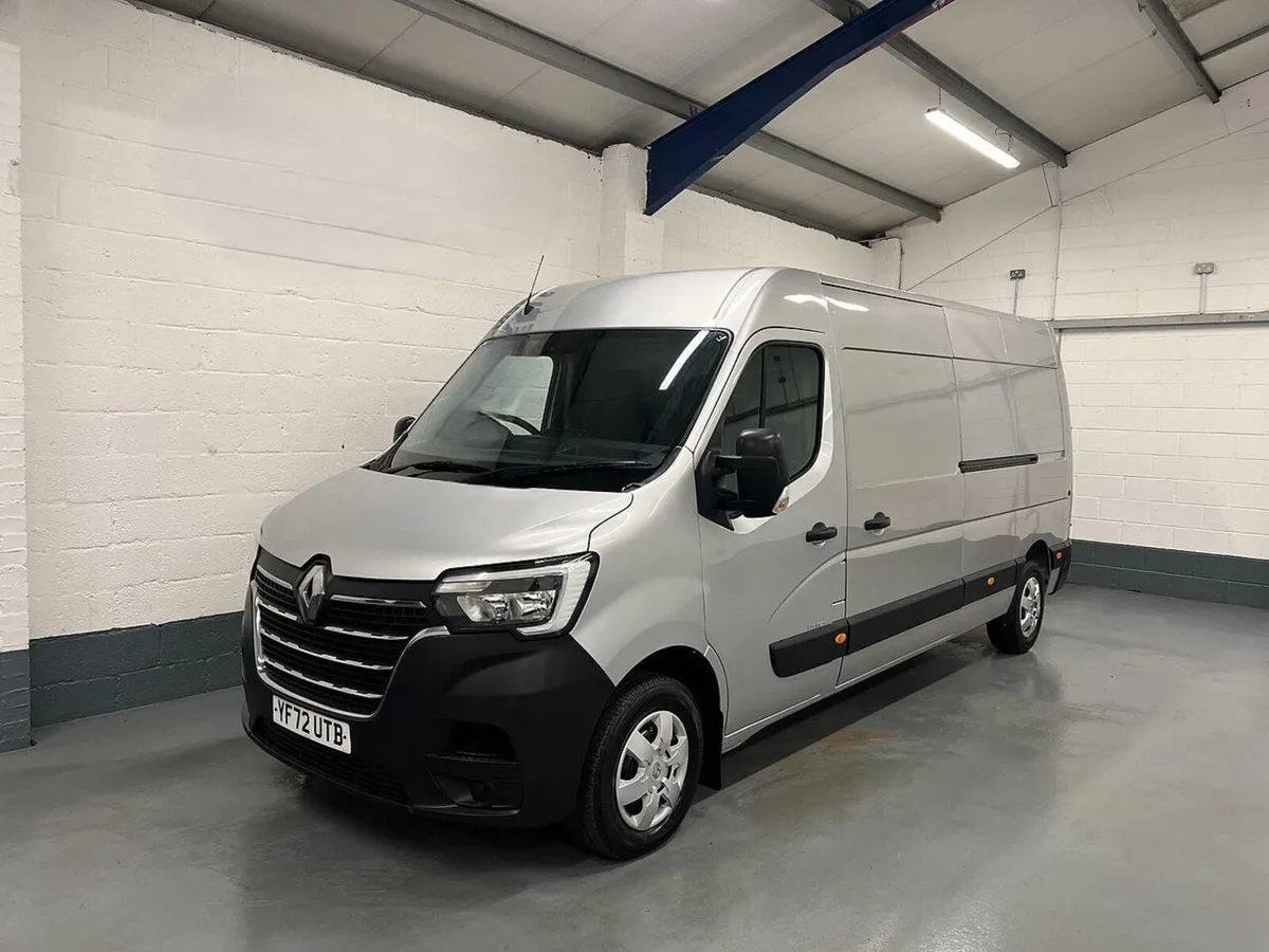 2023 Renault Master Medium Roof Panel Van - Image 3