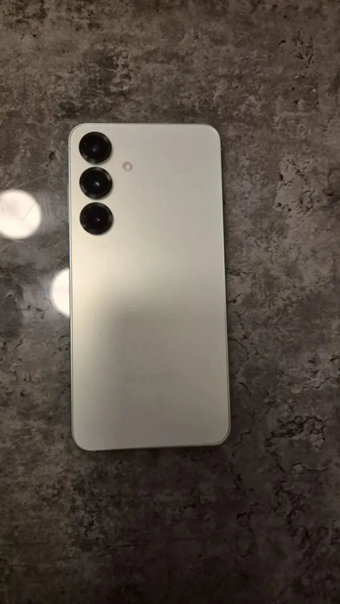 Samsung S25 128GB with case - Image 3