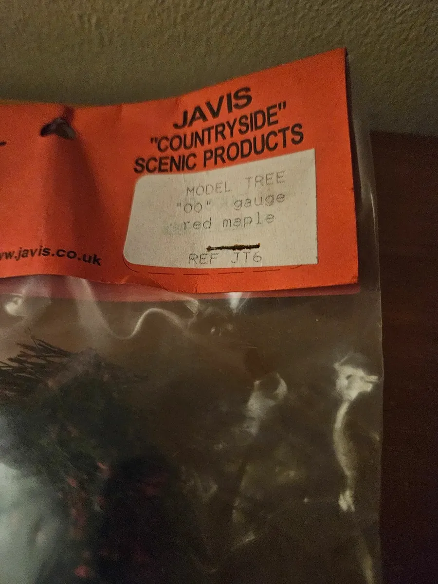 Hornby Javis OO Gauge Red Maple Trees - Image 1