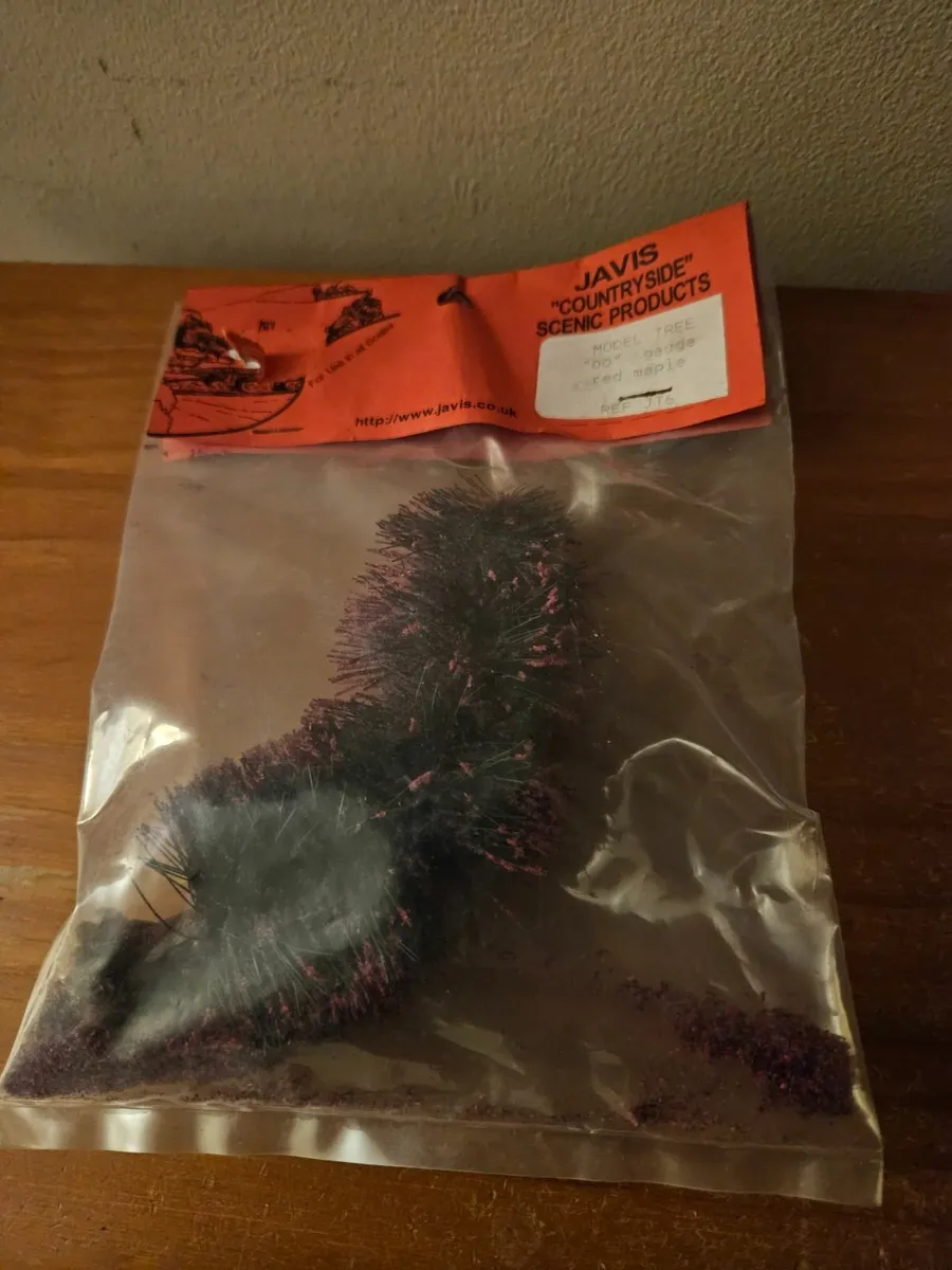 Hornby Javis OO Gauge Red Maple Trees - Image 2