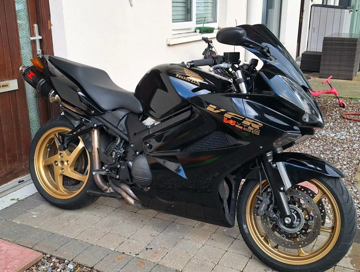 Beautiful vfr 800 - Image 2