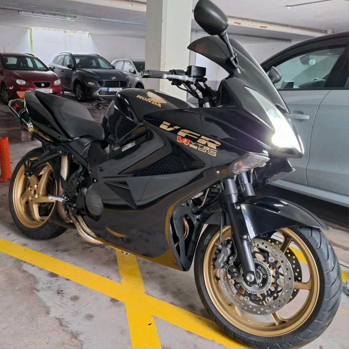 Beautiful vfr 800 - Image 4