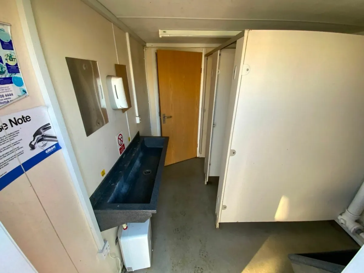 13 x 9 CONTAINERISED SITE TOILET BLOCK....804P - Image 4