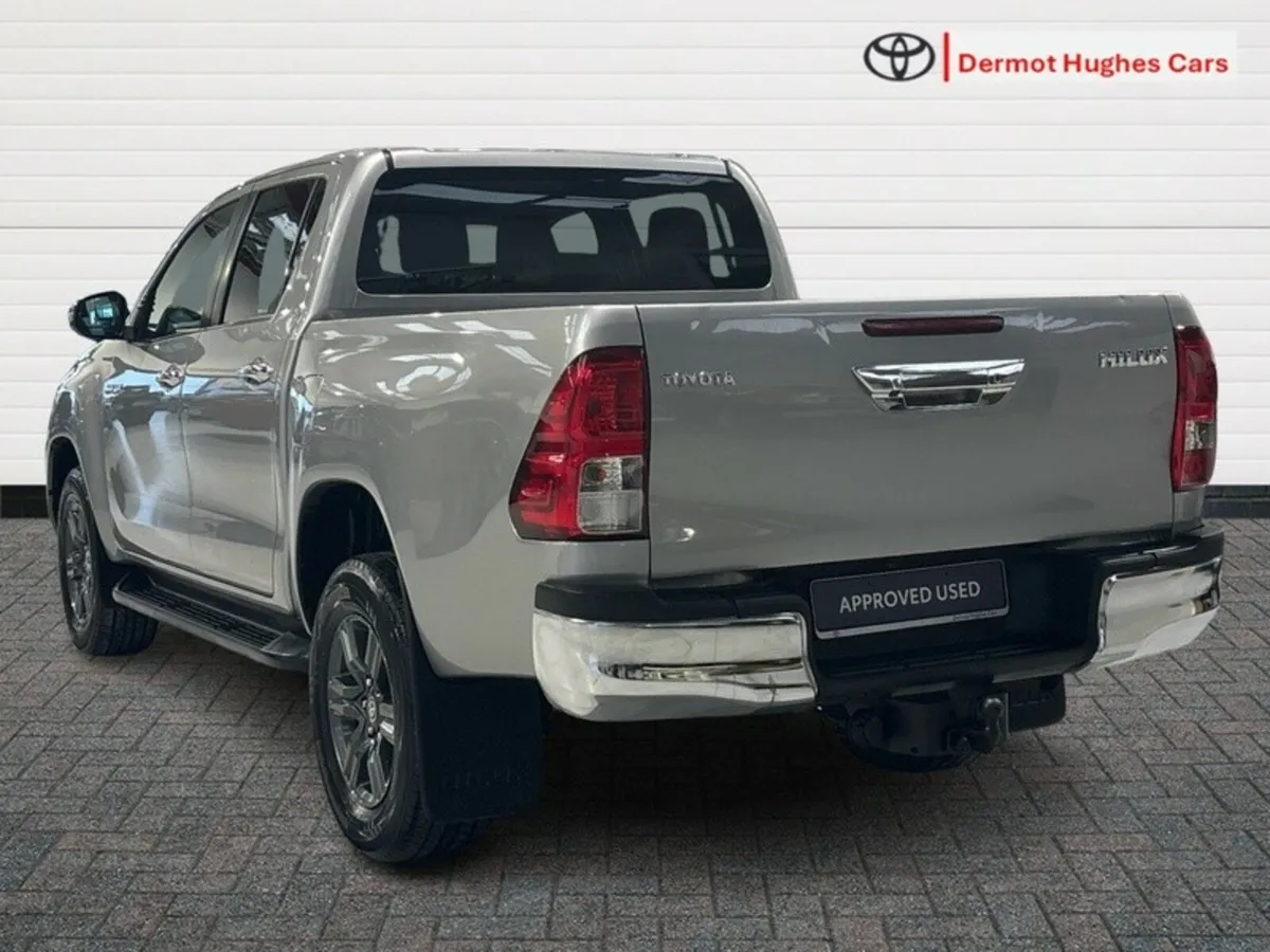 Toyota Hilux 2.8 SR5 DOUBLE CAB - Image 2