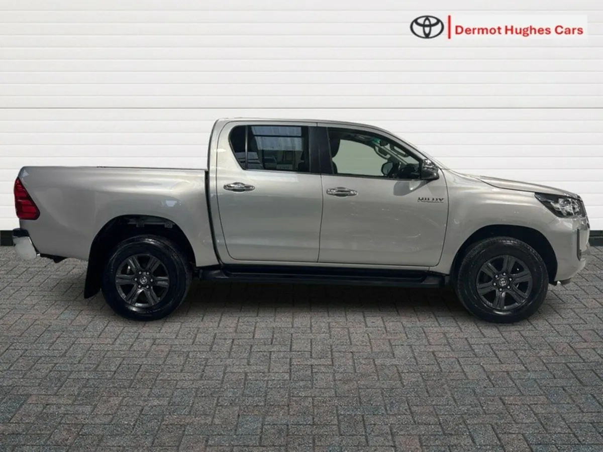 Toyota Hilux 2.8 SR5 DOUBLE CAB - Image 3
