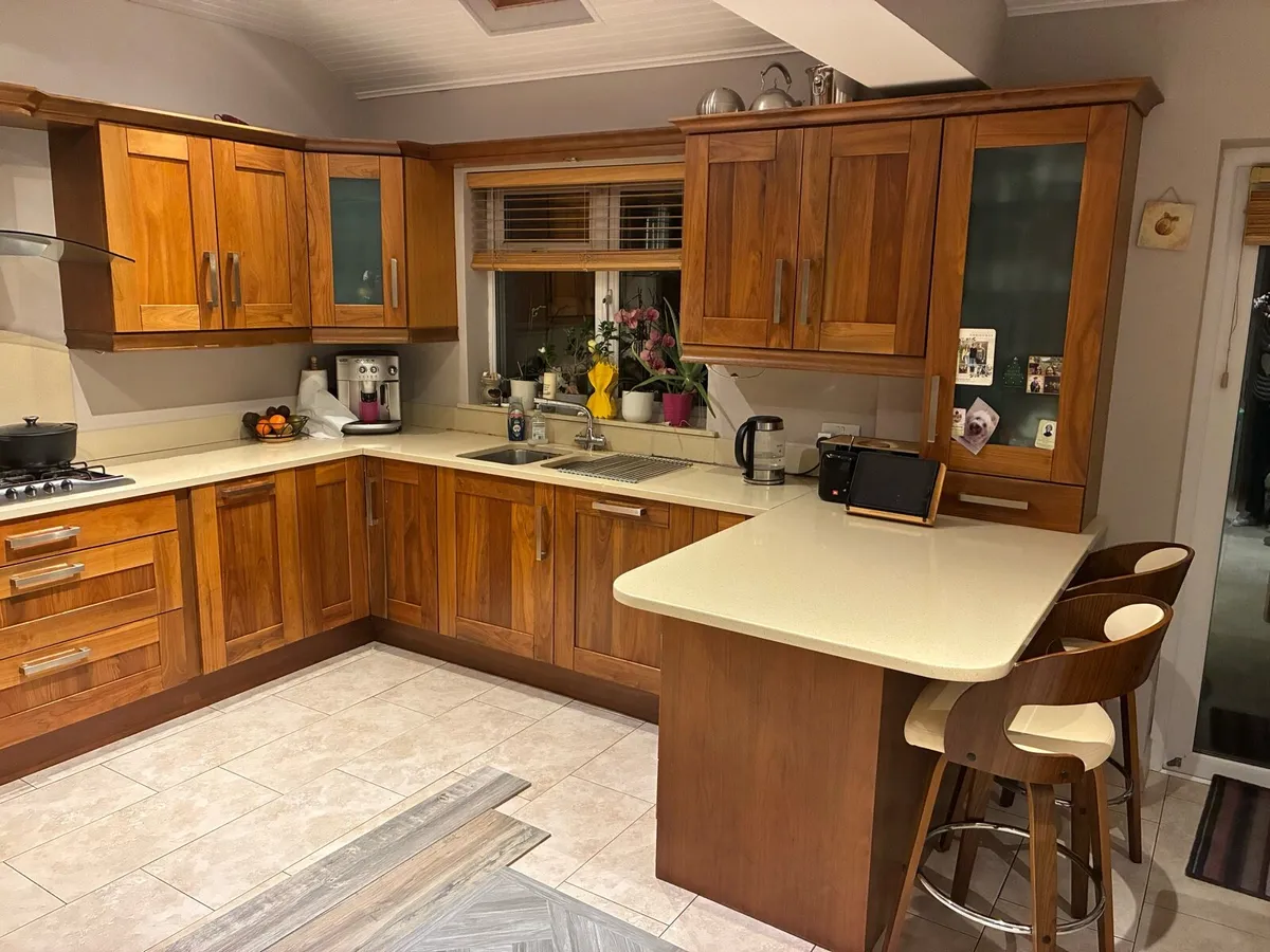 Kitchen and appliances (except fridge) - Image 1