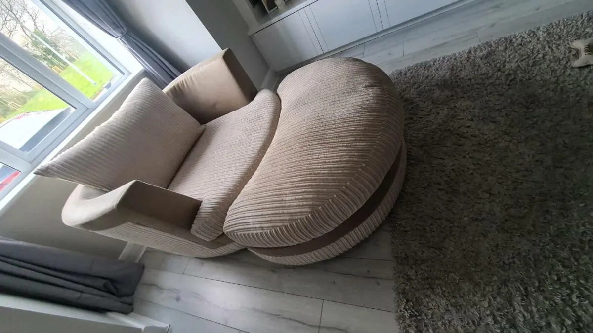 Dfs swivel chair - Image 3