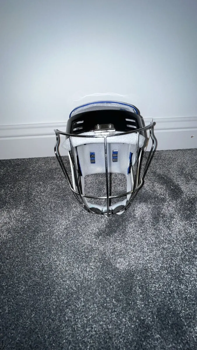 Hurling helmet - Image 3