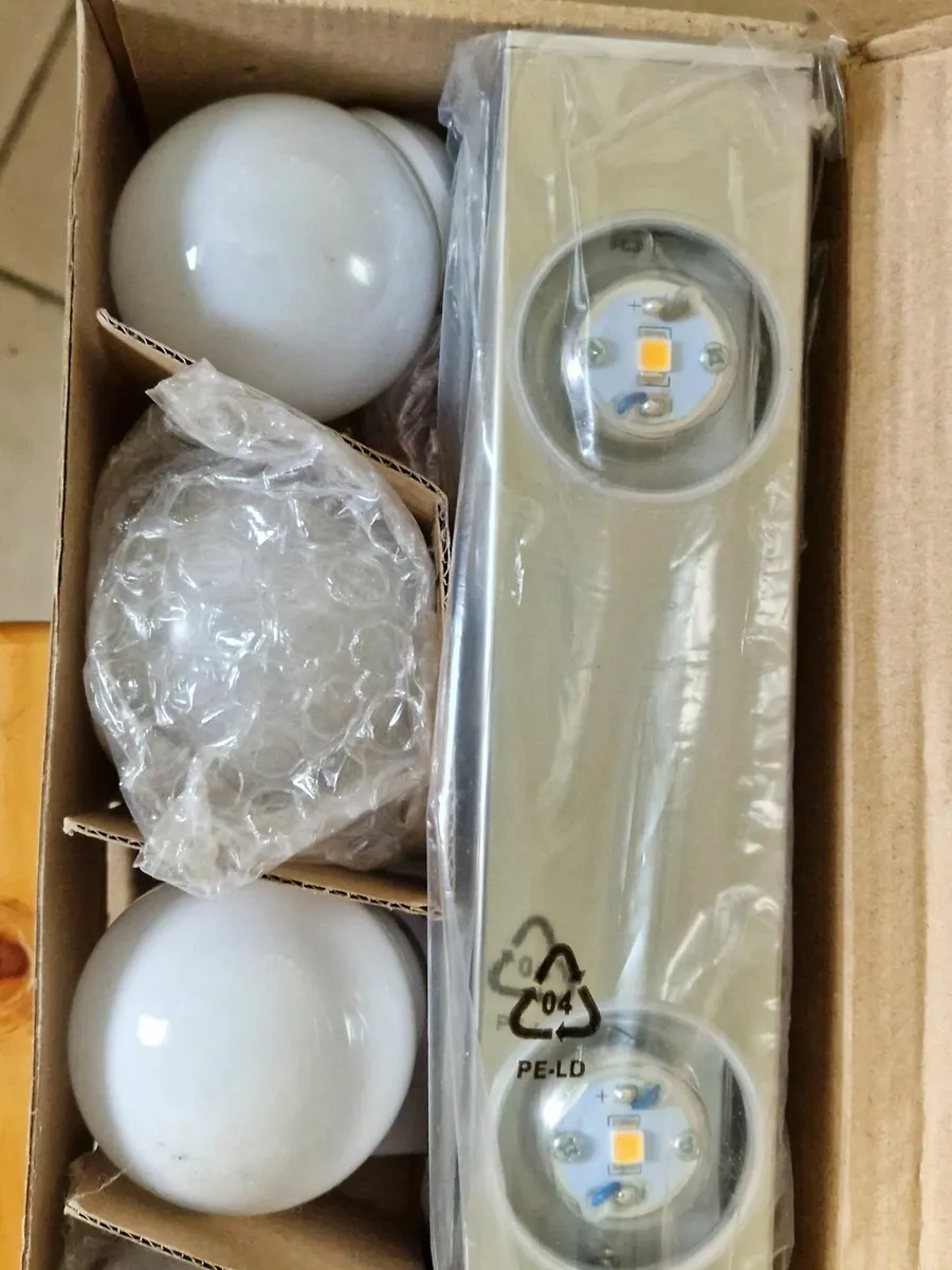 BRAND NEW IN BOX 5 Bulb Bar Light - Image 2