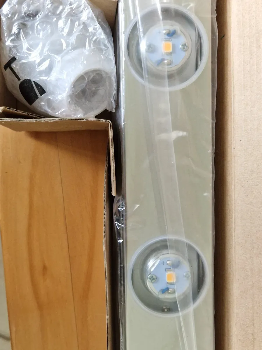 BRAND NEW IN BOX 5 Bulb Bar Light - Image 3