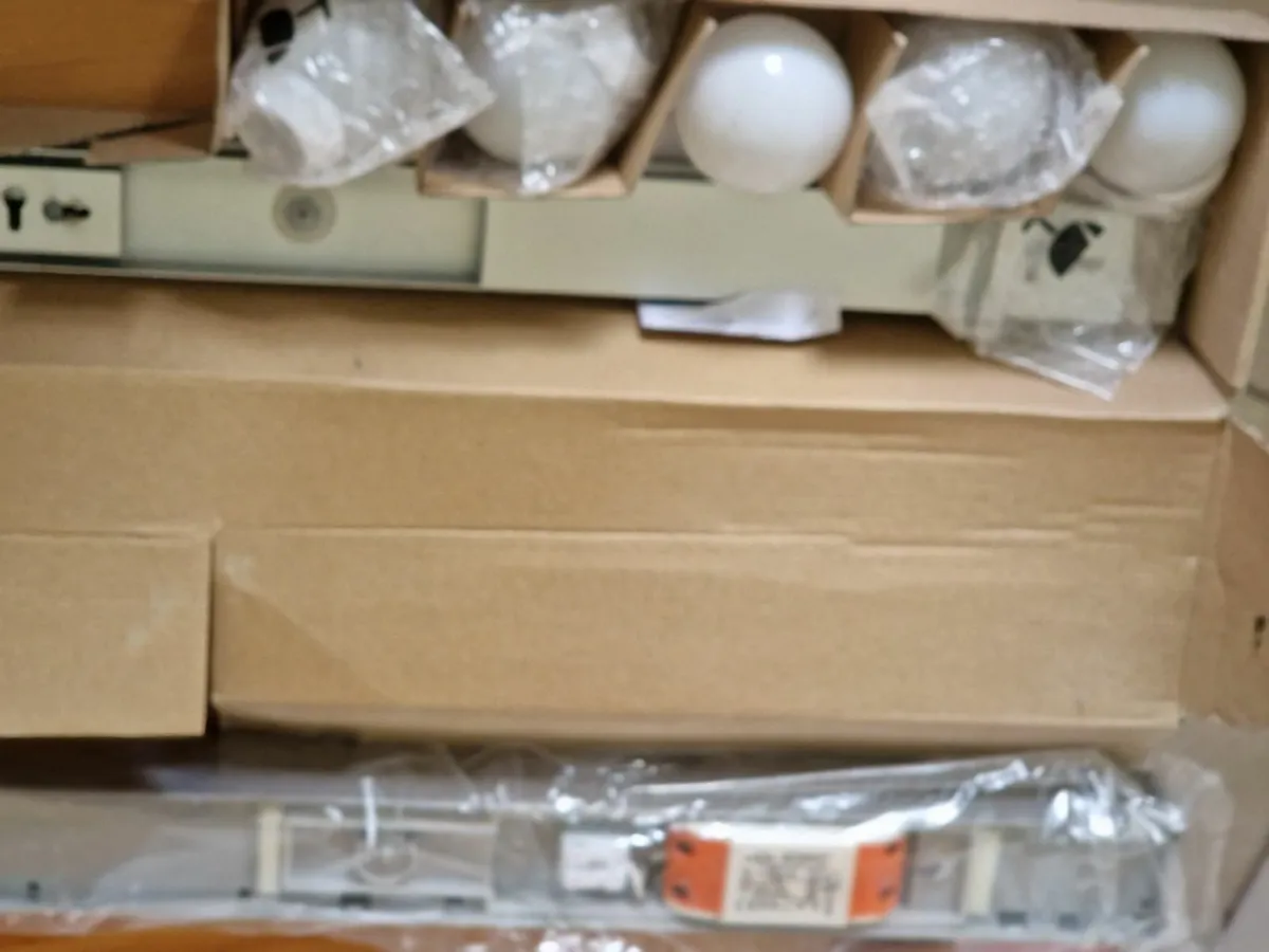 BRAND NEW IN BOX 5 Bulb Bar Light - Image 4