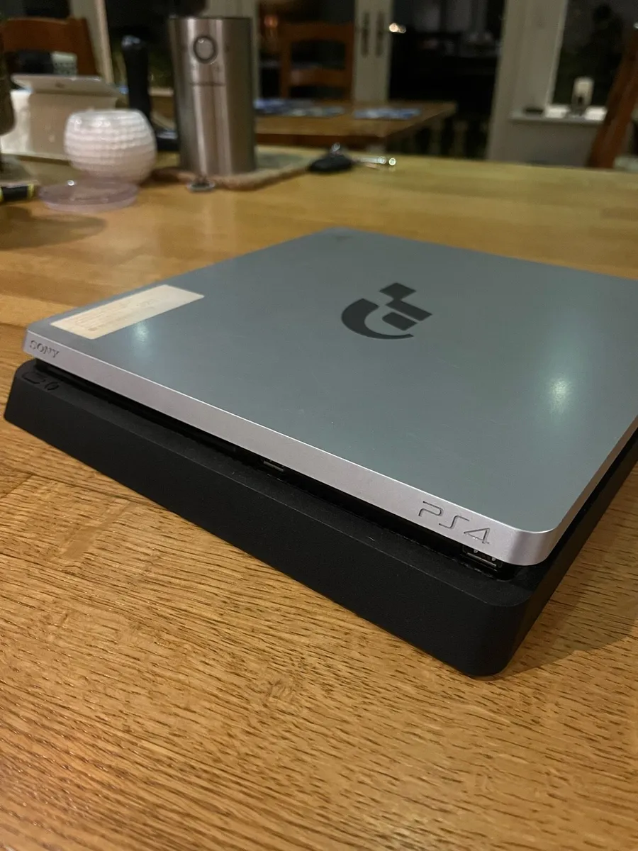 PlayStation 4 slim 1 Terabyte - Image 1