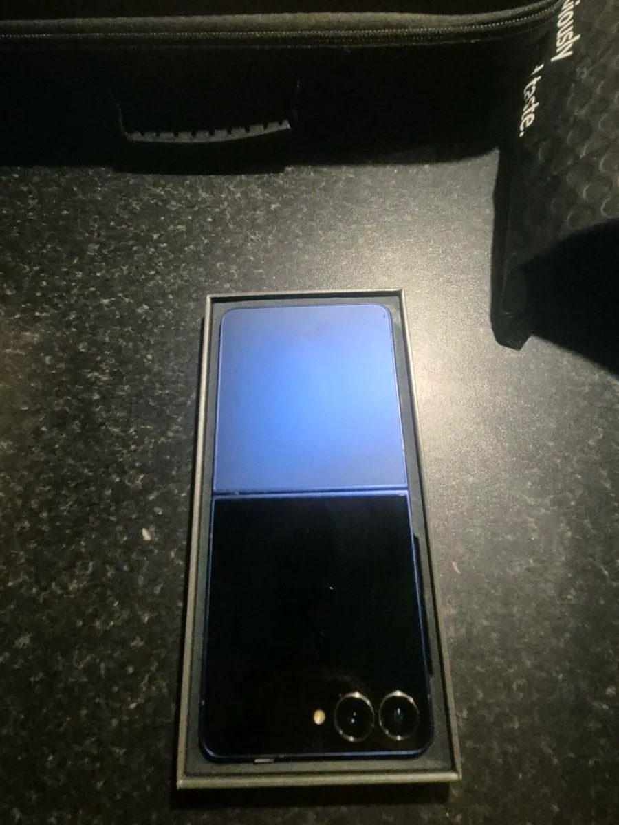 Galaxy z flip 7 - Image 2