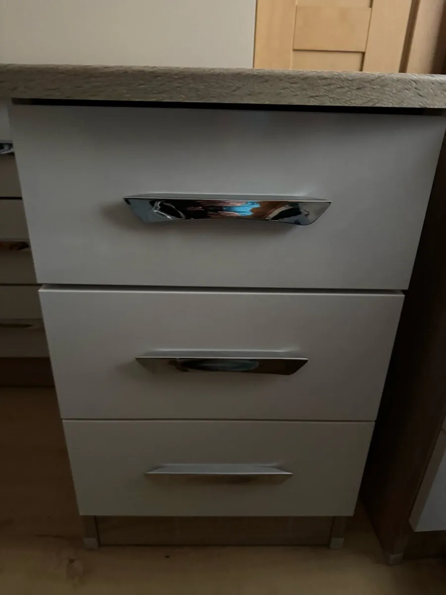 White lockers - Image 1