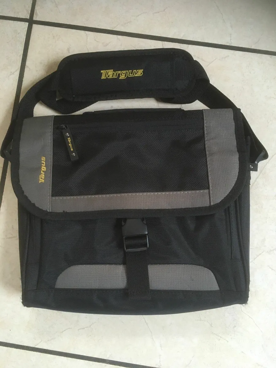 Targus Carry Bag for iPad, Tablet or Small Laptop - Image 1