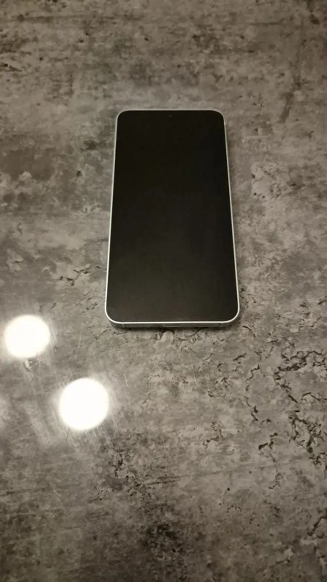 Samsung S25 128GB unlocked with case - Image 2