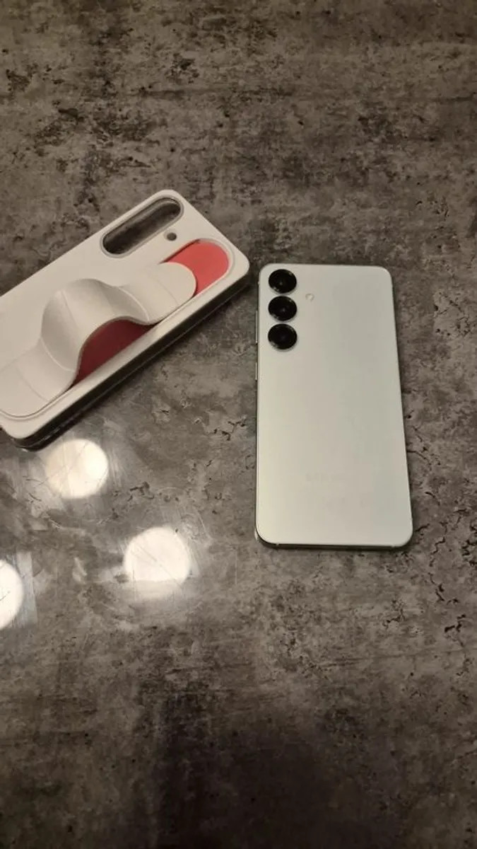 Samsung S25 128GB unlocked with case - Image 4