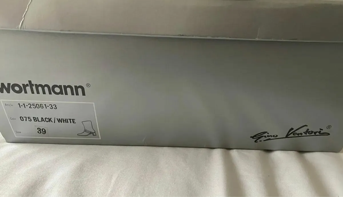 Brand NEW Gino Ventori Ladies Boots, Size 39 / 6 - Image 4