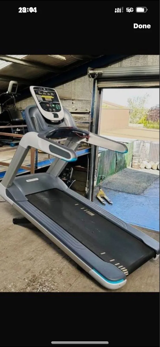 PRECOR TRM885 TREADMILLS - Image 2