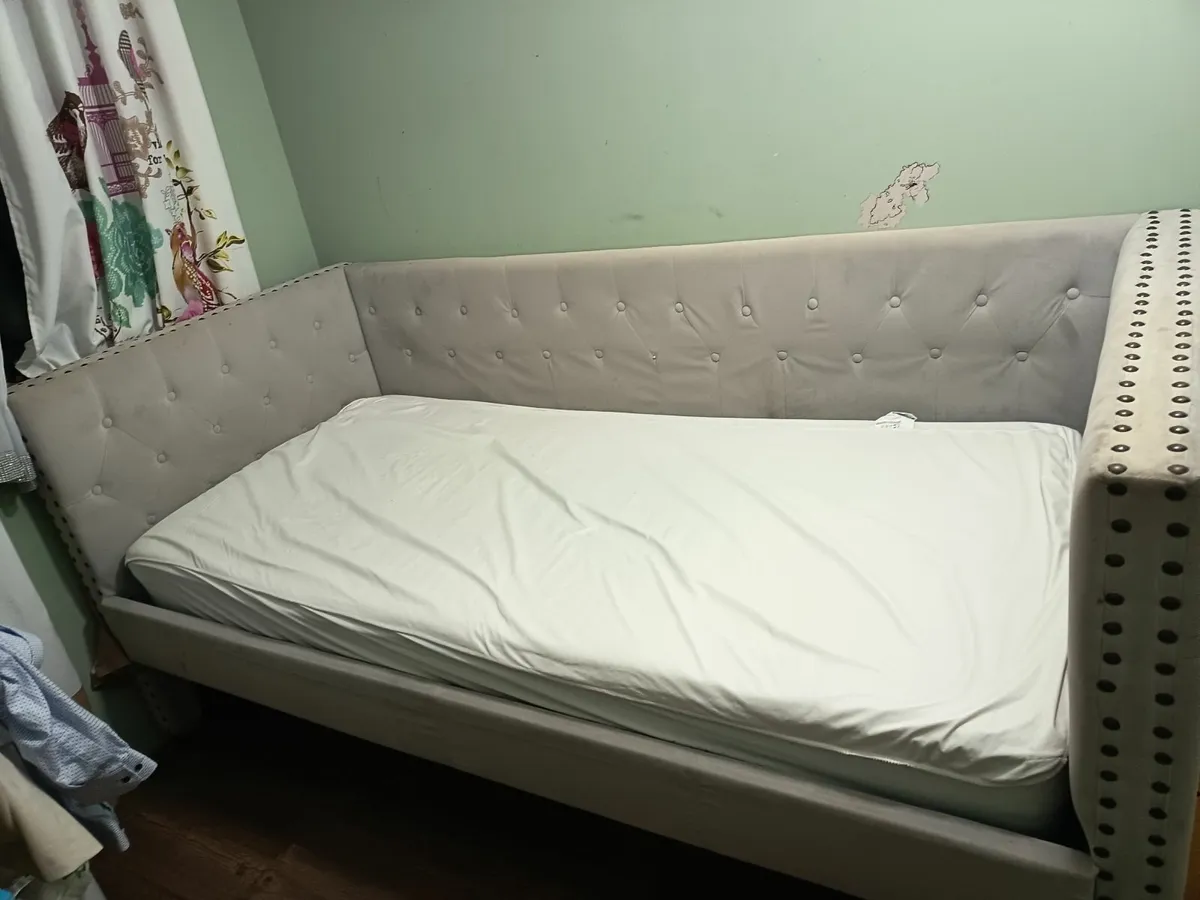 Single bed - Image 1