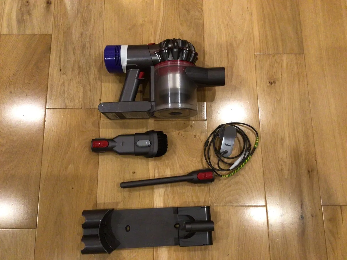 Dyson v8 - Image 1