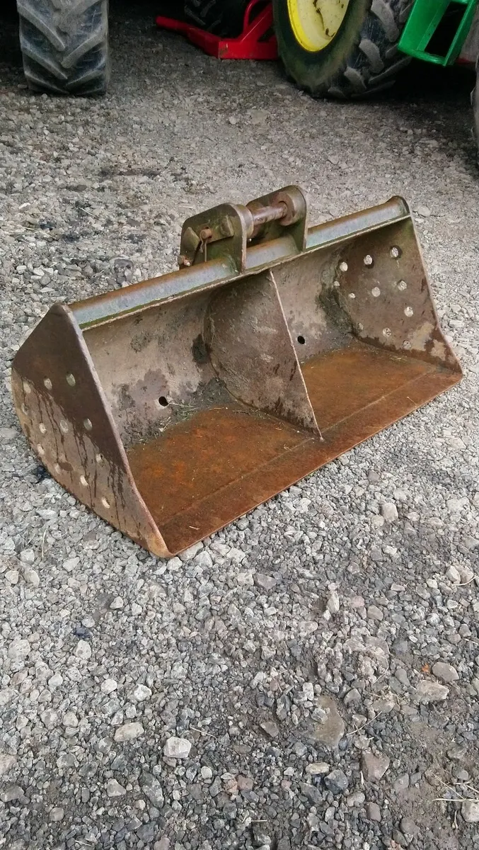 JCB 3 TON DIGGER BUCKET 35mm pins - Image 1