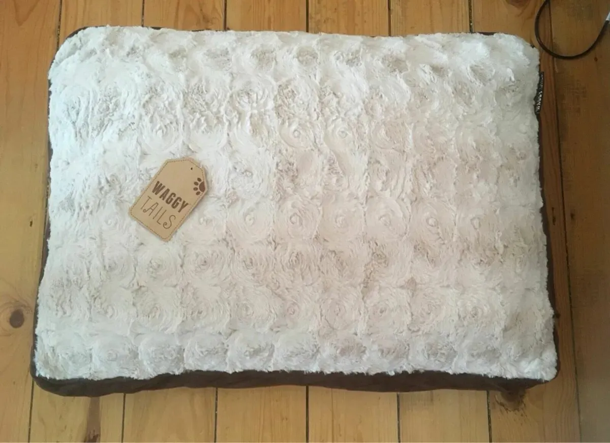 BRAND NEW Waggy Tails Sherpa Pet Bed, Medium - Image 1