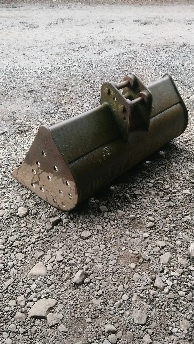 JCB 3 TON DIGGER BUCKET 35mm pins - Image 2