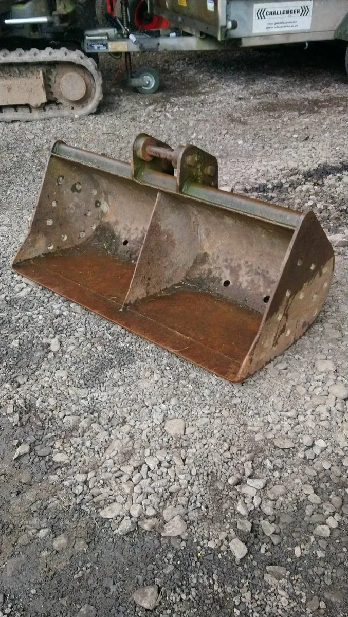 JCB 3 TON DIGGER BUCKET 35mm pins - Image 3