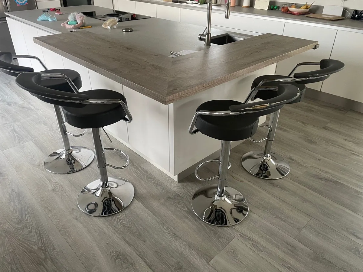 4 bar stools - Image 1
