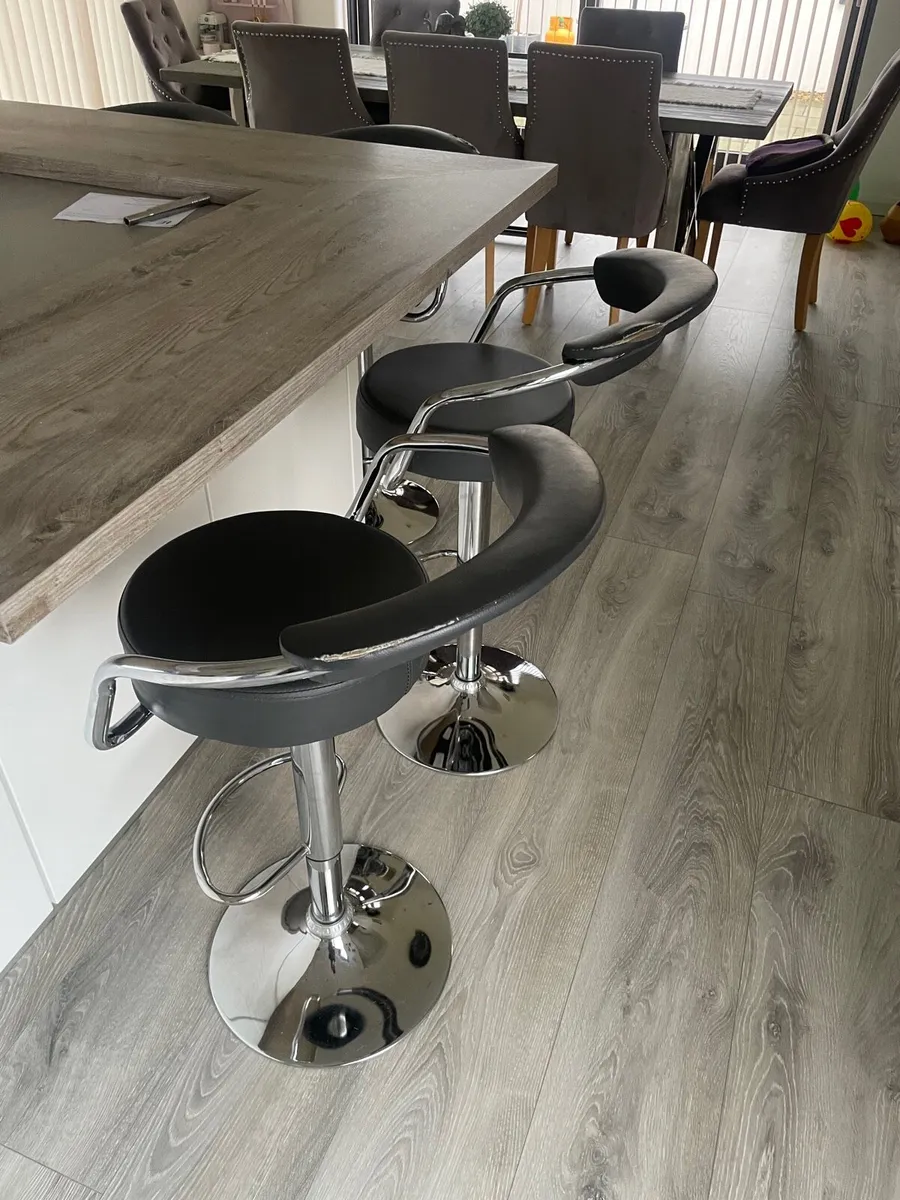 4 bar stools - Image 2