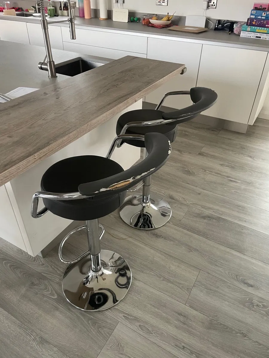 4 bar stools - Image 3