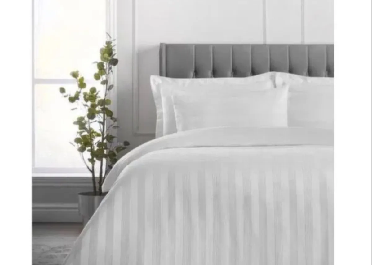 BRAND NEW LUXURY STRIPE DUVET COVER WHITE KING - Image 1