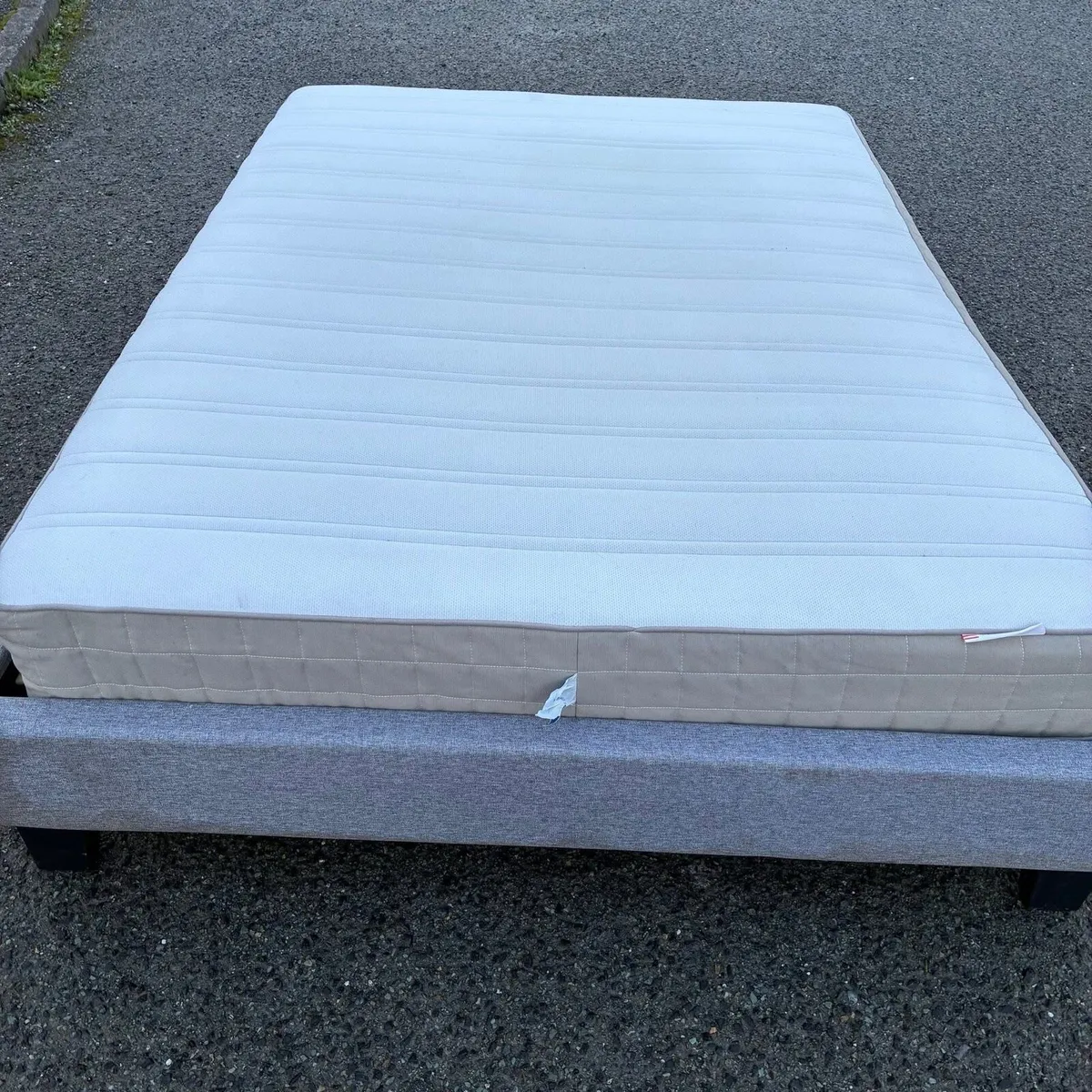 Double mattress with grey base frame - Image 3