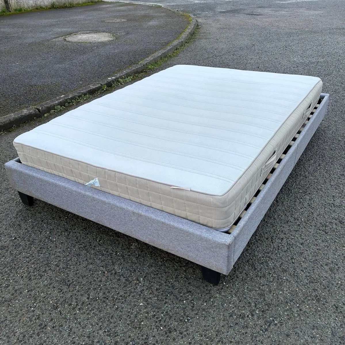 Double mattress with grey base frame - Image 4