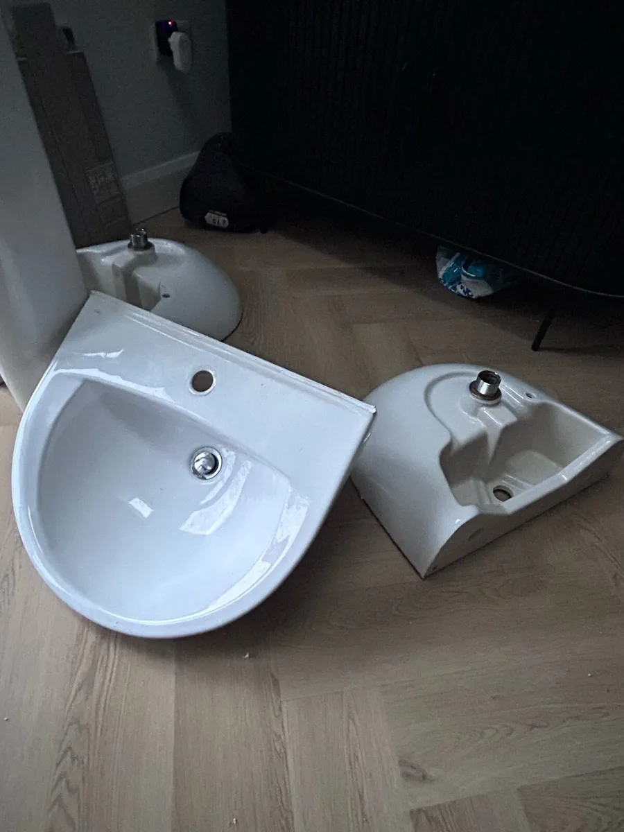 Bathroom sink with plug - Image 1
