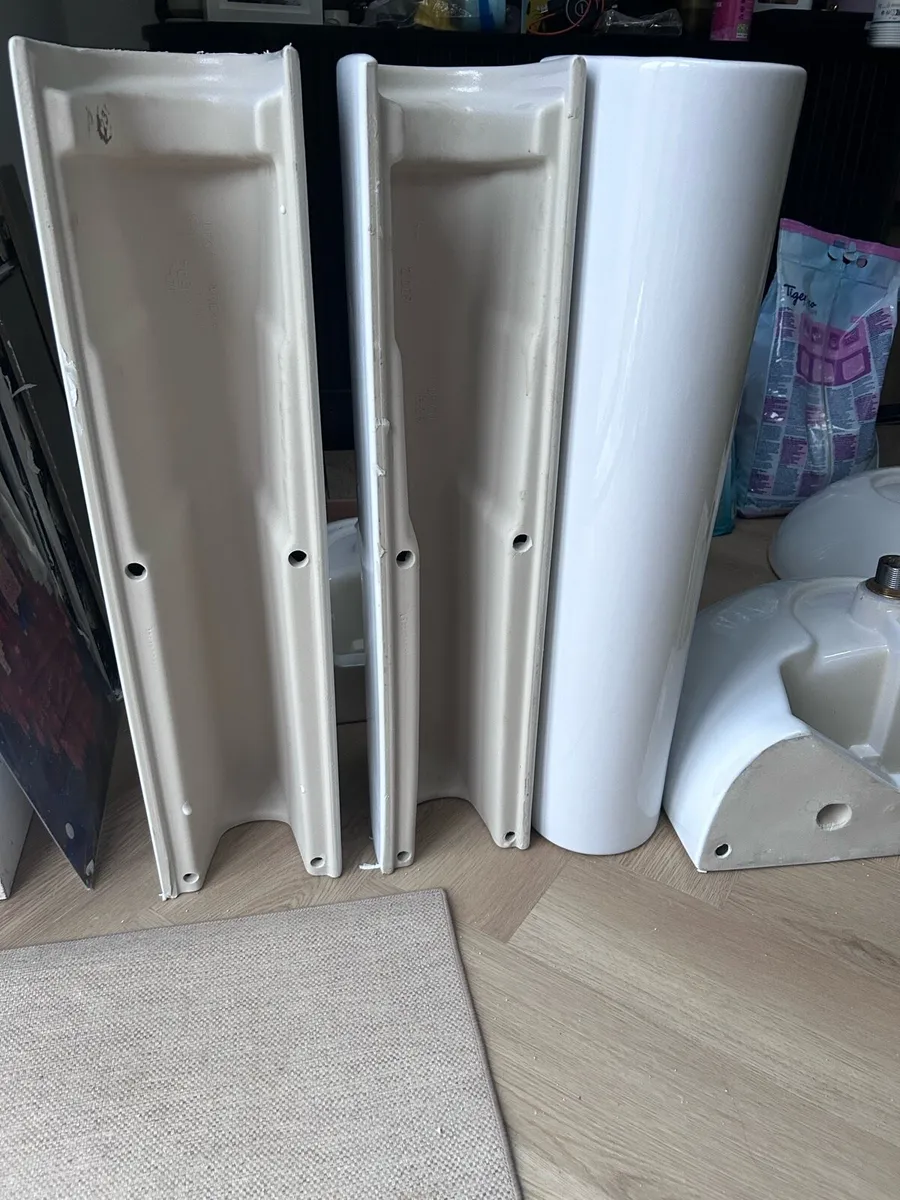 Bathroom sink with plug - Image 2