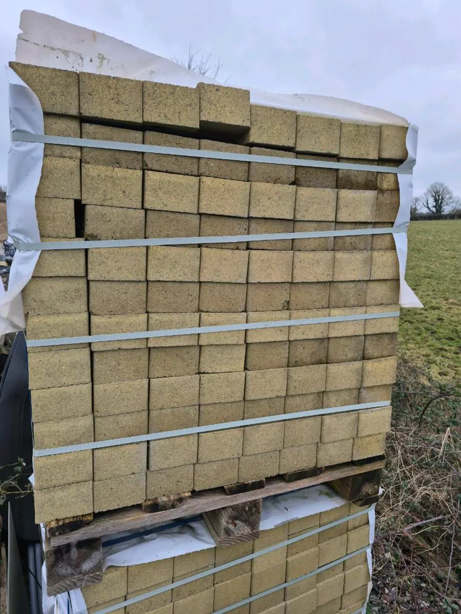 Yellow Bricks. - Image 1