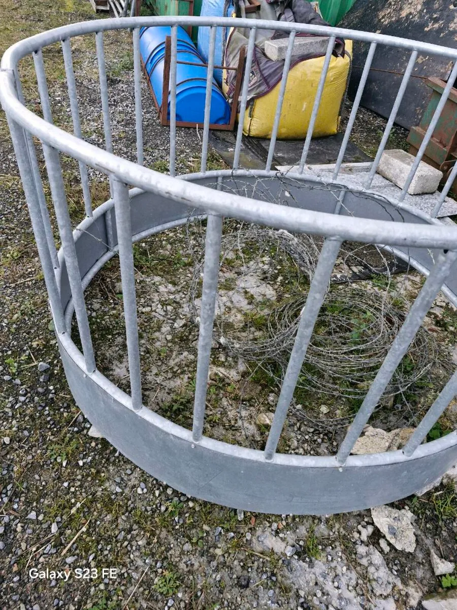 **30 space galvanised sheep feeder** - Image 2