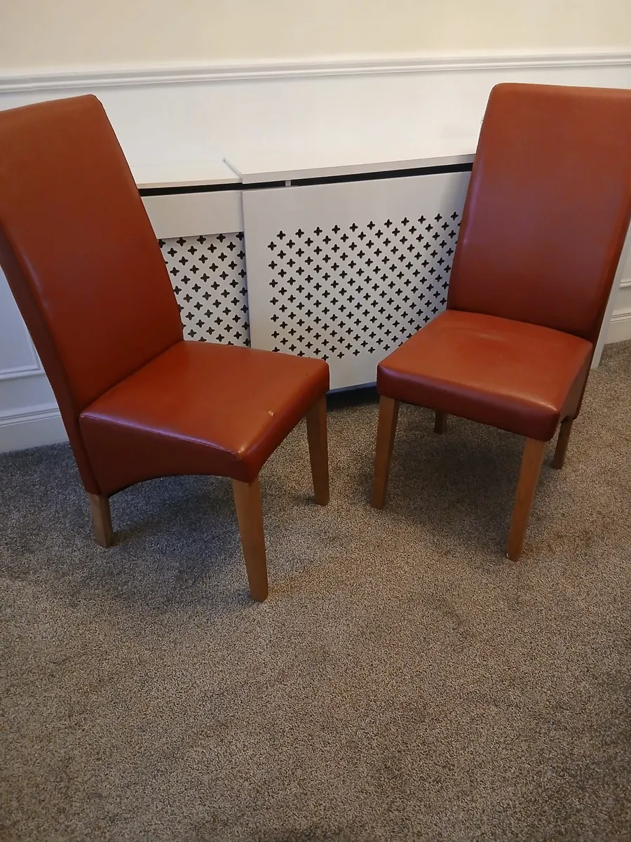 Chairs and picnic basket - Image 1