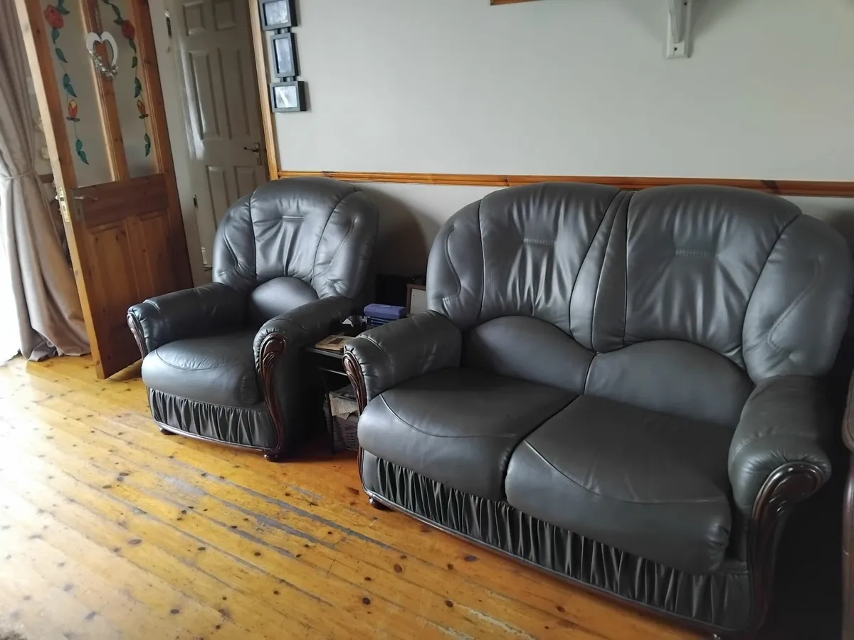 Small 2 pce Italian leather suite - Image 3