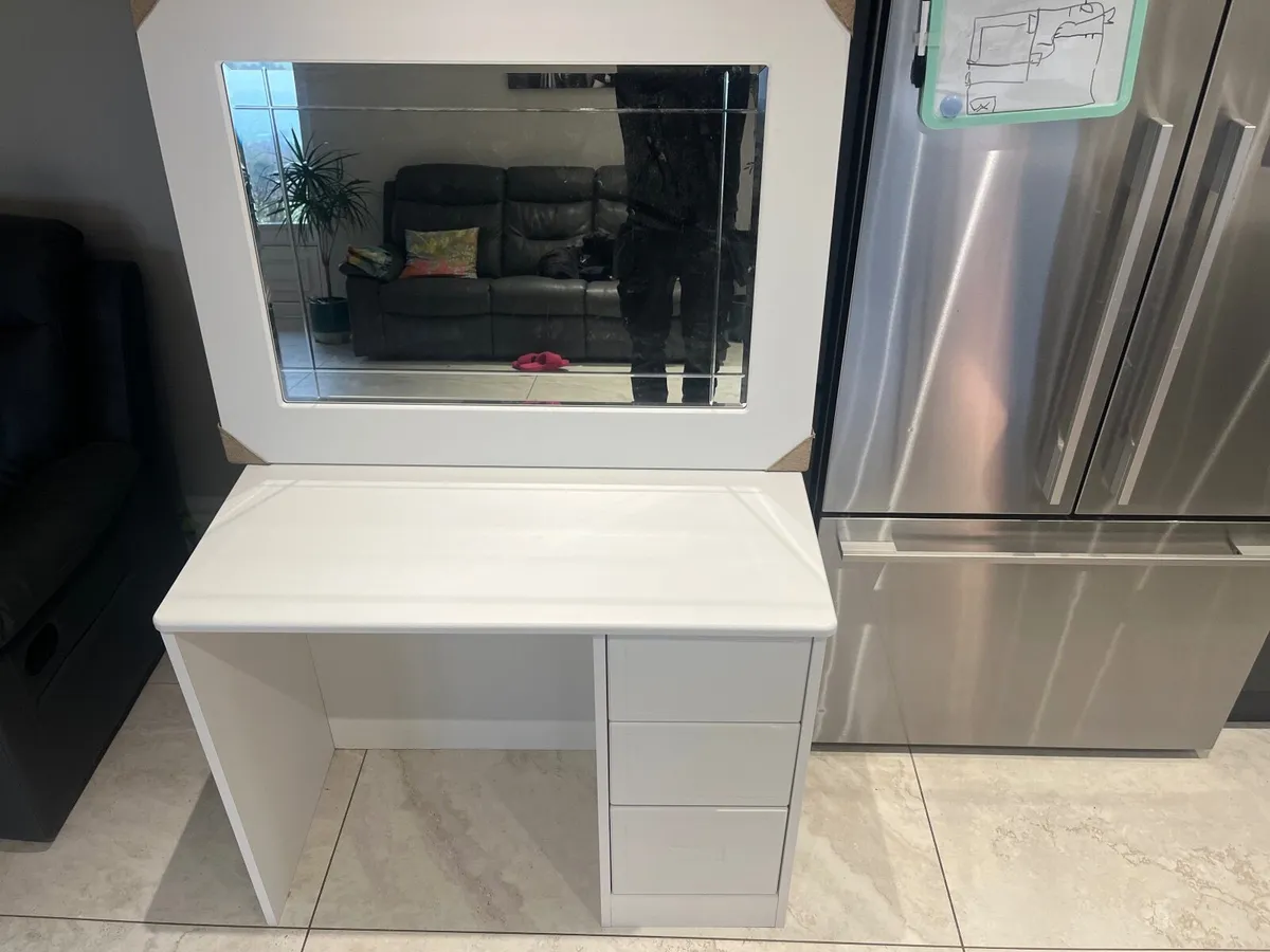 Bedroom furniture - Image 4