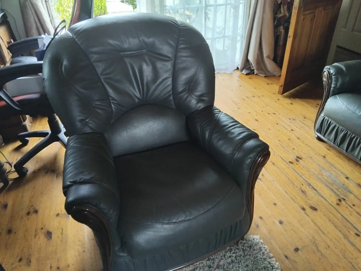 Small 2 pce Italian leather suite - Image 4