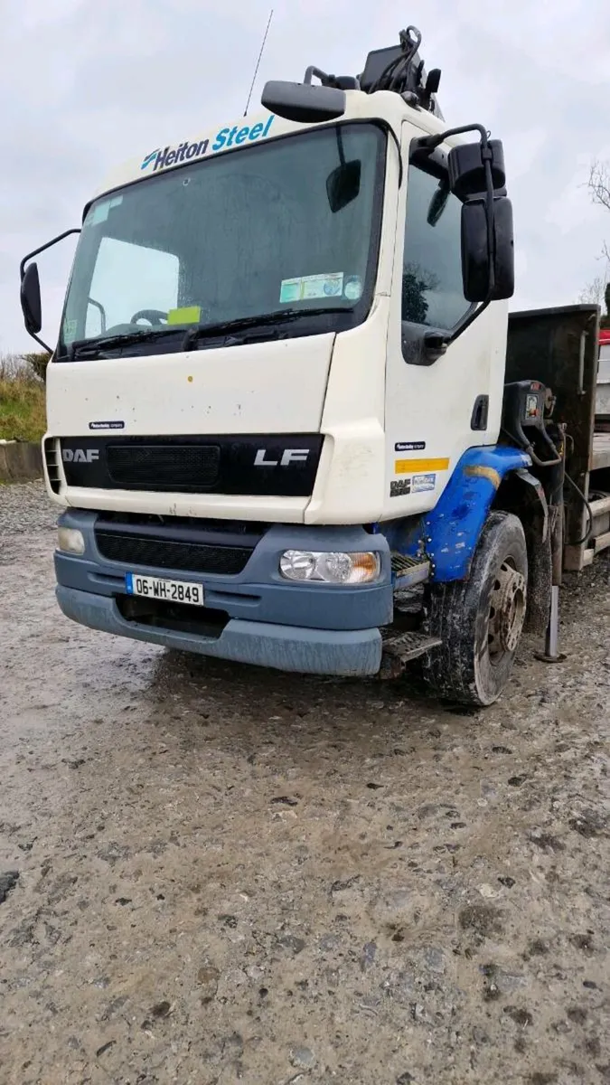 Daf LF 55.230 flatbed truck with hiab - Image 1